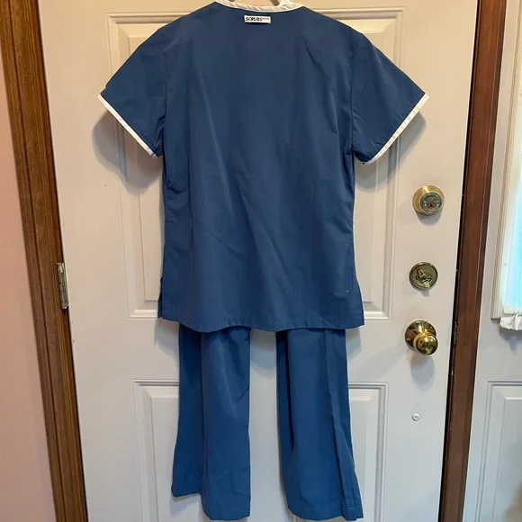 SCRUB SET - Women’s Extra Small - Blue. Double pockets on top and bottom. Comfy! - Picture 3 of 5